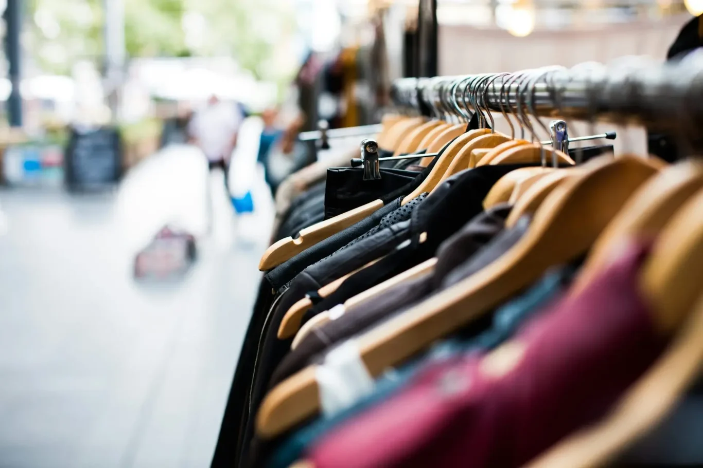 varias prendas de ropa colgadas en un perchero