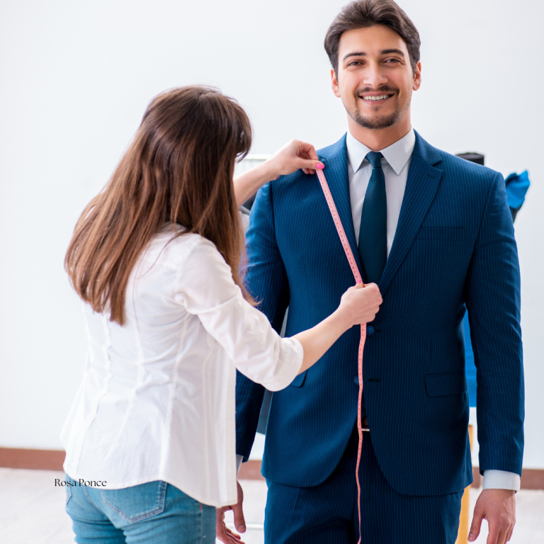 modista midiendo traje Hombre sonriendo mientras una mujer le toma las medidas para un traje.