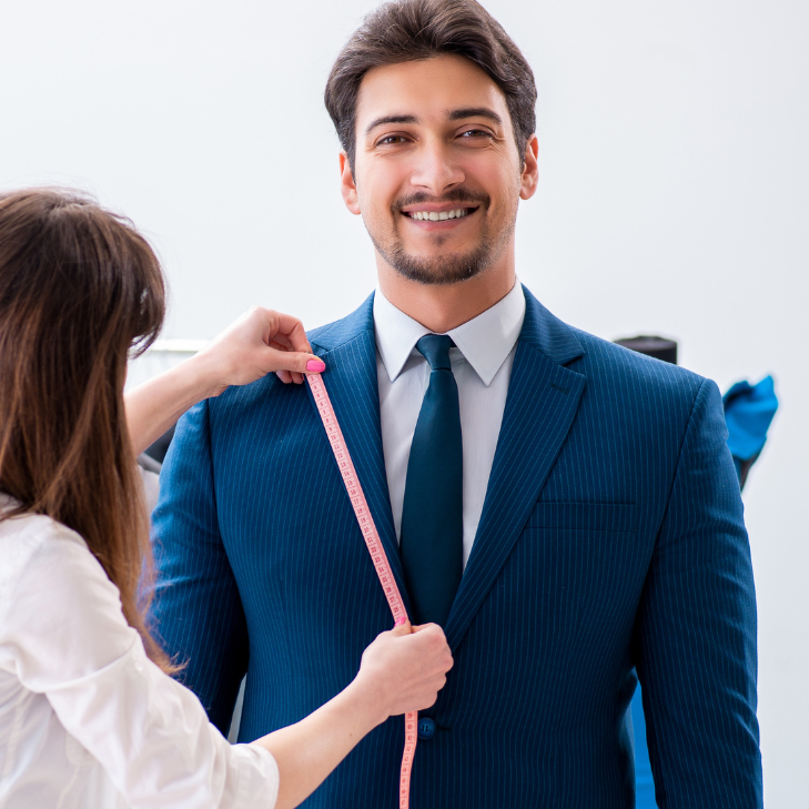 traje de vestir de hombre midiendo un traje de vestir de hombre color azul