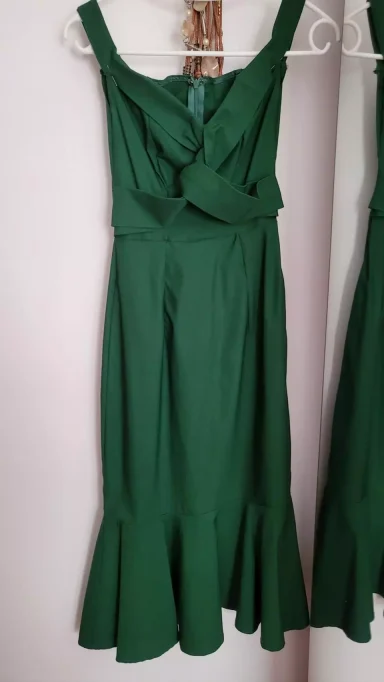 Arreglo de Vestido Verde Esmeralda Vestido de noche largo de color verde esmeralda, ajustado y colgado en percha. Modista Rosa Ponce en Rafelbunyol.