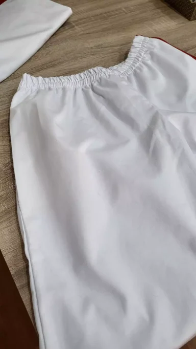 Arreglo de Cintura Pantalón Fútbol en Rafelbunyol Ajuste y arreglo de cintura de pantalón de fútbol blanco. Servicio de costura para ropa deportiva en Rafelbunyol por Rosa Ponce.
