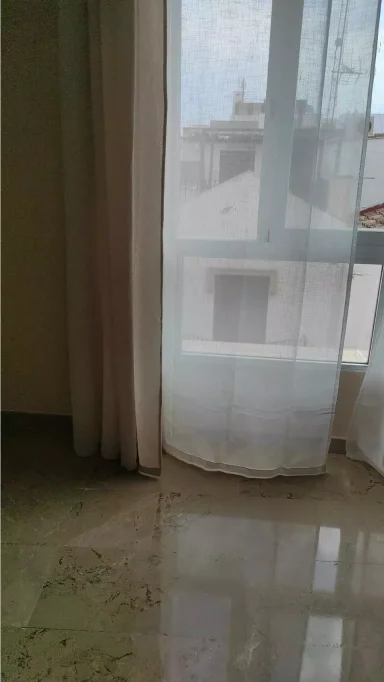Arreglo de Cortinas a Medida en Rafelbunyol Modista Rosa Ponce arreglando el bajo de una cortina a medida. Servicio profesional de costura de hogar en Rafelbunyol.