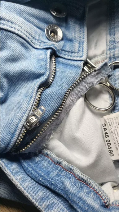 Cambio de Cremallera en Vaqueros Azules Cambio de cremallera en pantalón vaquero (jeans) de color azul. Modista Rosa Ponce, servicio de costura en Rafelbunyol.
