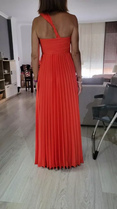 Prueba de Vestido Rojo Entallado a Medida Chica probándose un vestido de noche rojo intenso después de ser entallado a medida por Rosa Ponce. Arreglos y ajustes en Rafelbunyol