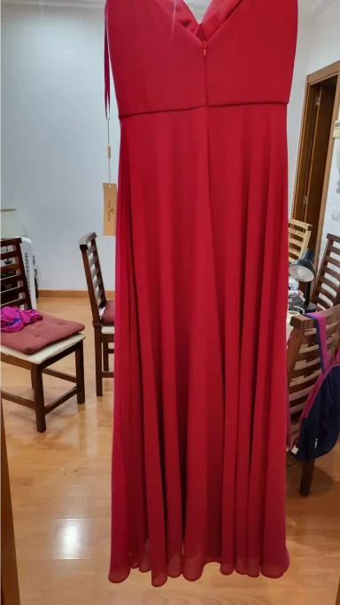 Vestido Granate Entallado Finalizado Vestido de fiesta color granate entallado a medida por la modista Rosa Ponce. Arreglo final colgado en percha en Rafelbunyol.