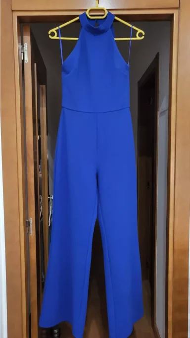 Arreglo y Ajuste de Mono Jumpsuit Azul Arreglo de mono (jumpsuit) de mujer de color azul, colgado en percha. Modista Rosa Ponce, especialistas en prendas de moda en Rafelbunyol.