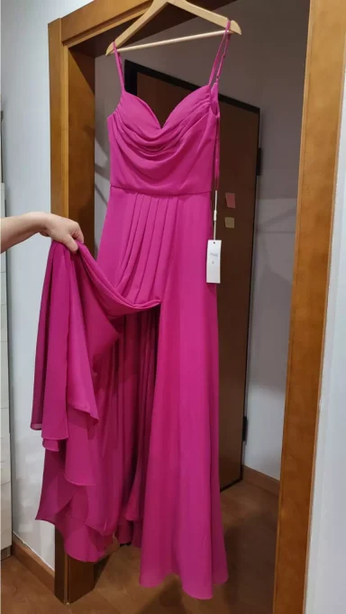 Arreglo Finalizado de Vestido Fucsia Vestido de fiesta ajustado de color fucsia intenso, colgado en una percha, arreglo finalizado. Modista Rosa Ponce en Rafelbunyol.