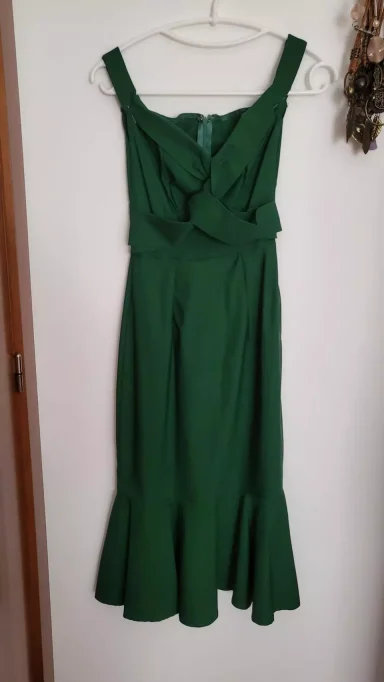 Arreglo y Entallado de Vestido Verde Entallado de vestido de fiesta largo de color verde oscuro. Modista Rosa Ponce ofrece servicios de arreglos a medida en Rafelbunyol.