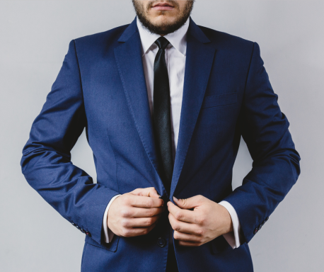 Ajuste y Sastrería de Americana de Hombre Hombre con americana de traje azul oscuro ajustada a medida. Servicio de sastrería y arreglos de trajes en Rafelbunyol por Rosa Ponce.