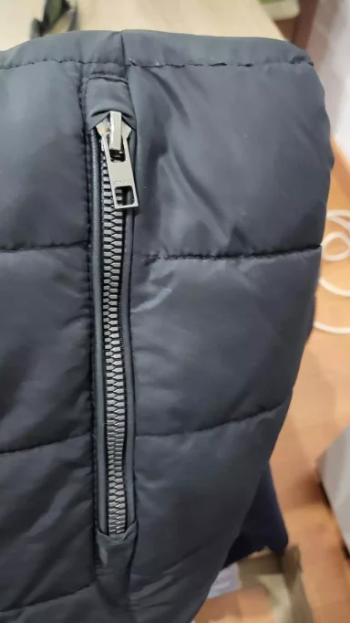 Cambio de Cremallera en Chaqueta de Invierno Cambio profesional de cremallera en chaqueta de invierno de color negro oscuro. Modista Rosa Ponce en Rafelbunyol, Valencia.