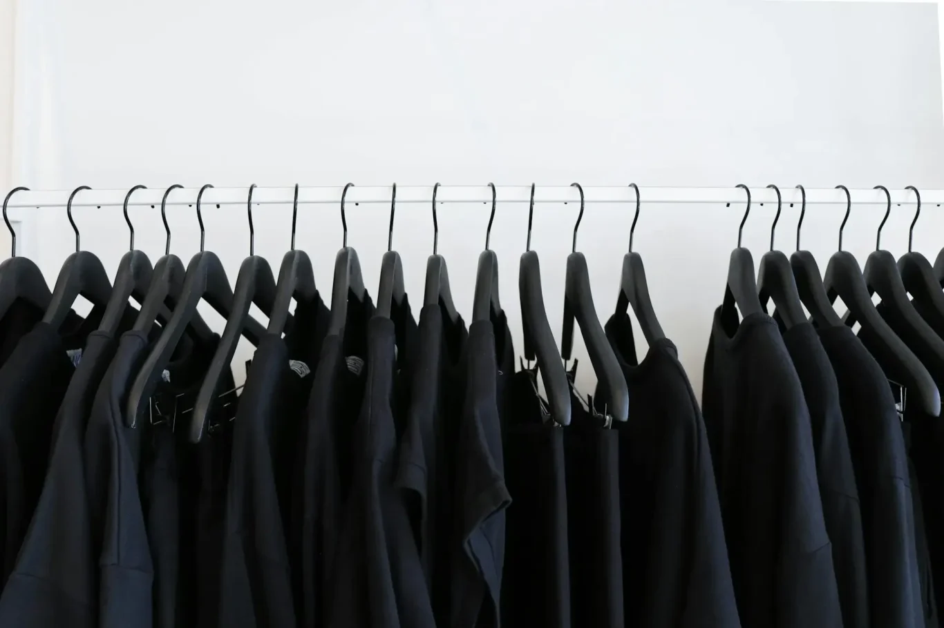 camisetas de color negro colgadas en perchero