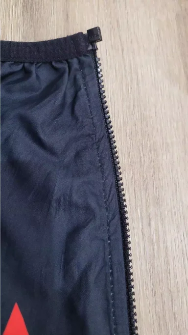 Cambio de Cremallera en Chaqueta Azul Marino Cambio de cremallera profesional en chaqueta de vestir o blazer azul marino. Modista Rosa Ponce, servicio de costura en Rafelbunyol.
