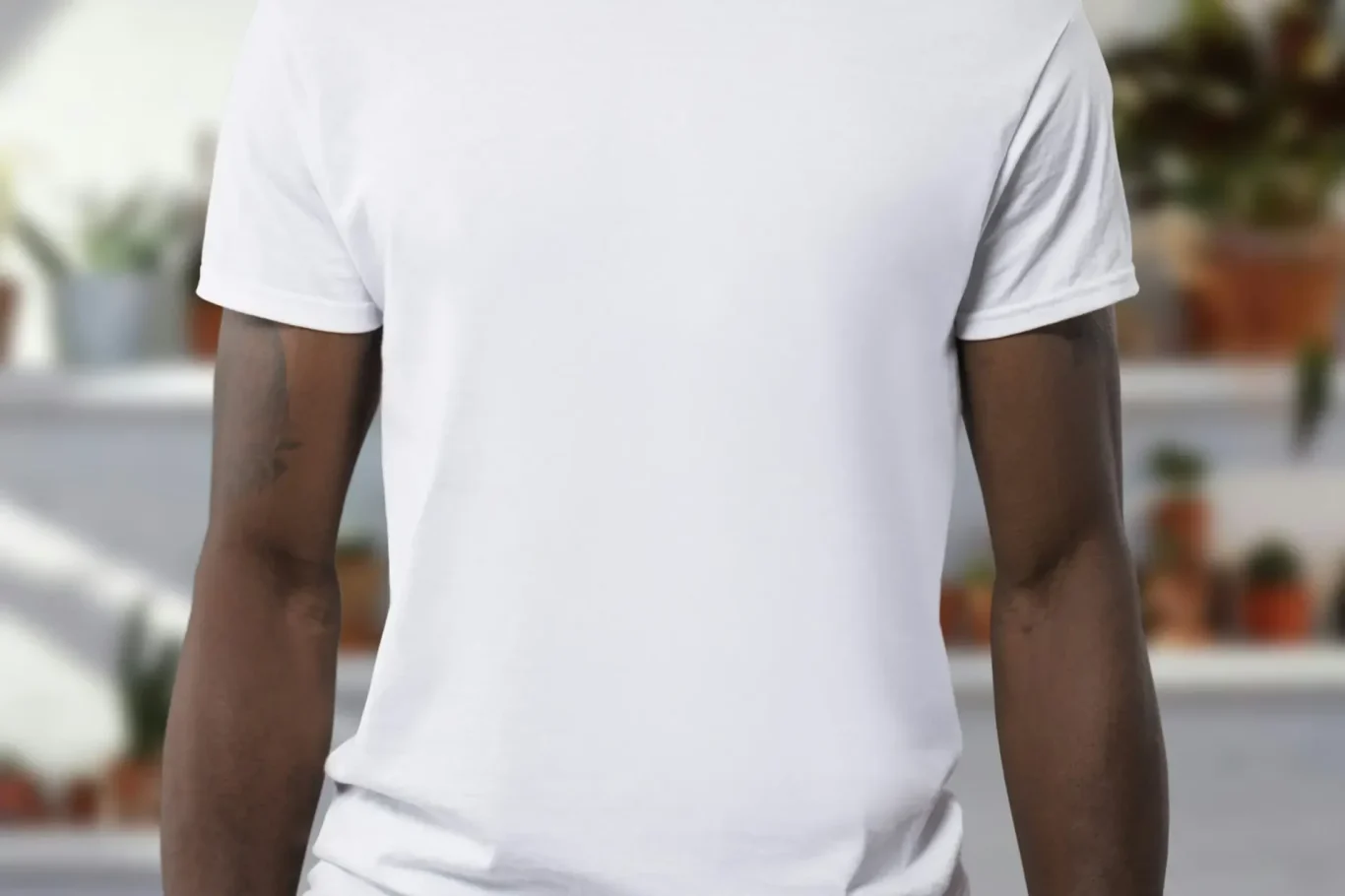 camiseta basica de color blanco, modelo de raza negra