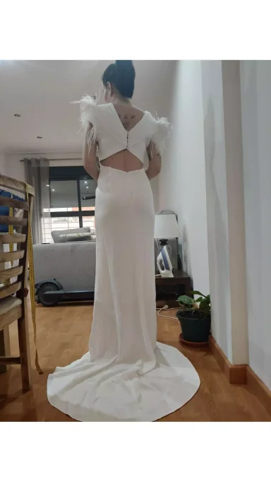 Prueba y Ajustes de Vestido de Novia Novia midiéndose su vestido blanco para los ajustes finales de costura de Rosa Ponce. Especialistas en vestidos de novia en Rafelbunyol